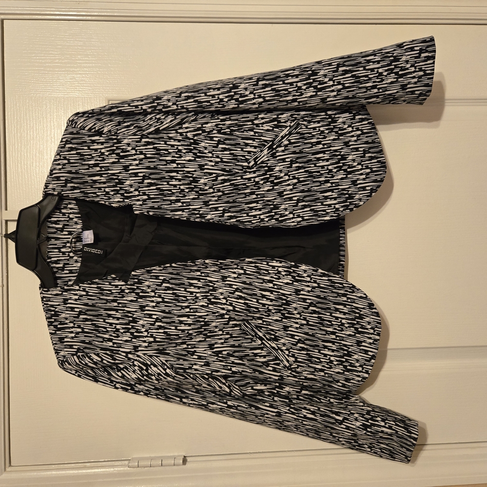 Chic Black and White Patterned Blazer